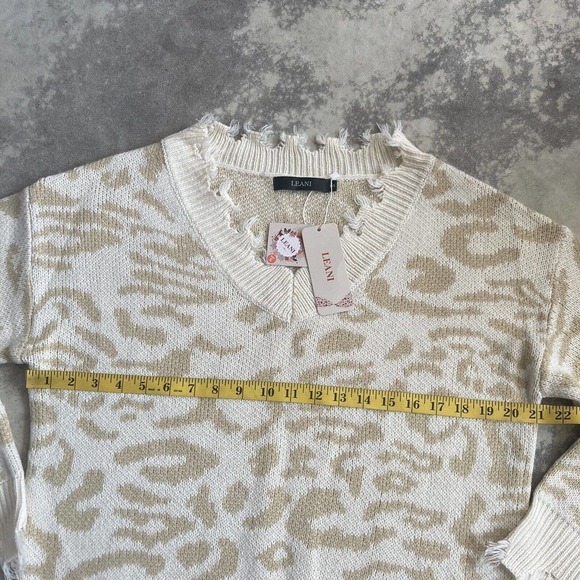 Leani Loose Knit Leopard Print Sweater Beige tan Size Small New - Picture 5 of 11
